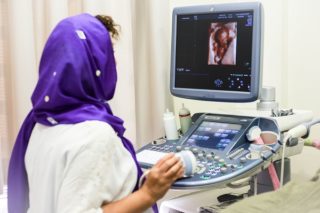 سونوگرافی یک روش تشخیصی دقیق برای کمک به پزشک معالج است که بدون درد و با استفاده از امواج اولتراسوند تصویری دوبعدی، سه بعدی و در بارداری ها چهاربعدی ارائه می دهد
